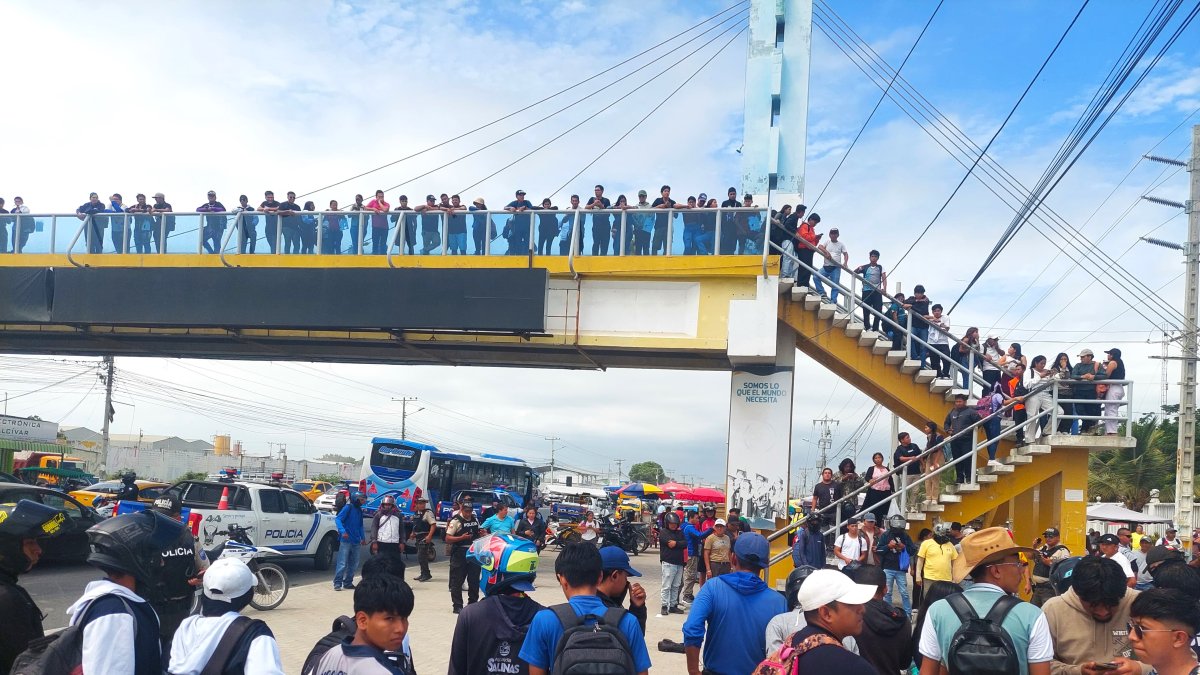 Decenas de personas se aglomeraron en los exteriores de la UPSE, donde quedó el cuerpo de una de las víctmas. La otra quedó tendida al interior de la universidad.