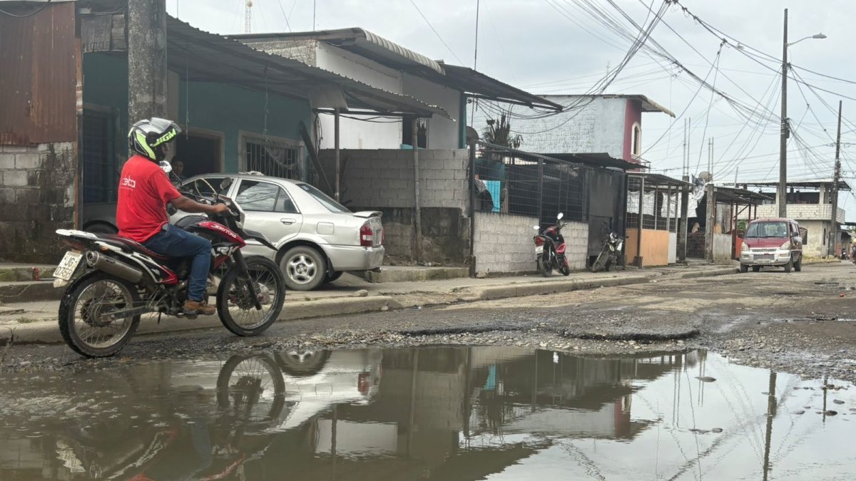Los conductores deben evitar pasar por las aguas estancadas y pestilentes en la parroquia Barreiro.