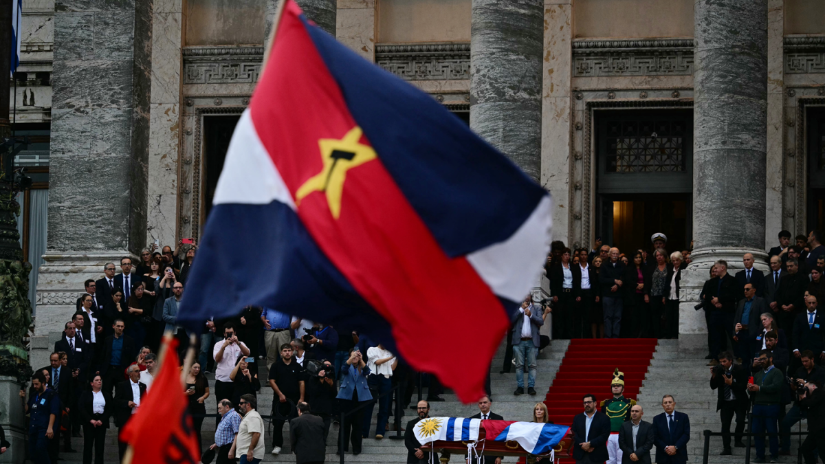 El presidente de Uruguay, Yamandú Orsi (C), la vicepresidenta Carolina Cosse y el secretario de la Presidencia, Alejandro Sánchez, junto al féretro del expresidente José 'Pepe' Mujica..