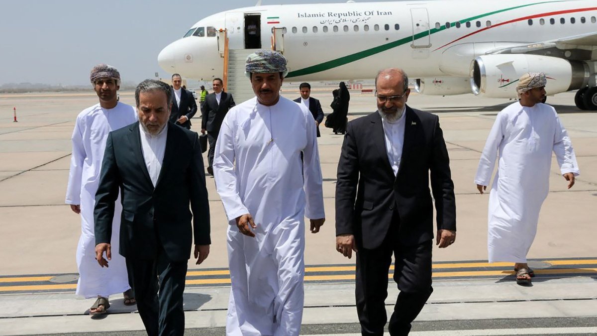 El canciller iraní Abbas Araghchi (I) llegando a Mascate. Al inicio de la cuarta ronda de negociaciones nucleares entre Irán y Estados Unidos en la capital de Omán.
