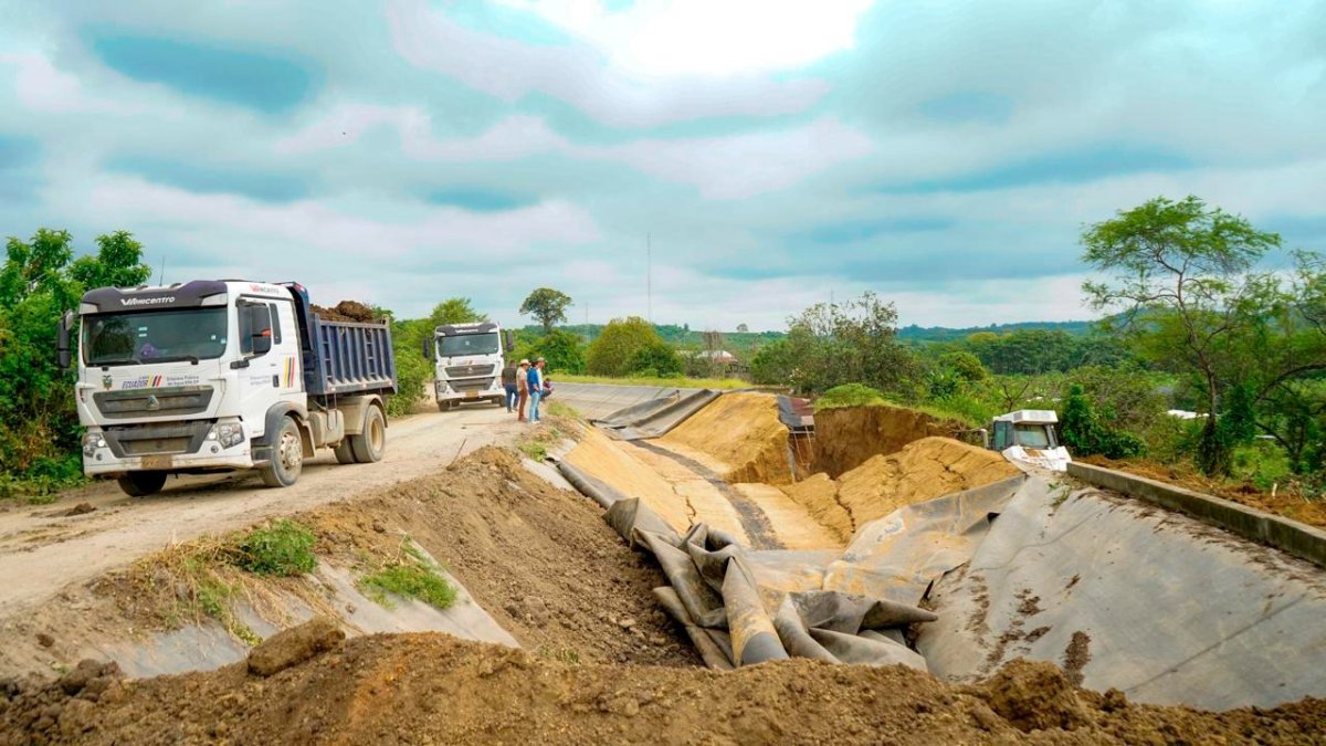Una alcantarilla de desfogue colapsó en el canal Chongón – Sube y Baja, provocando la ruptura del canal e inundando la vía en un tramo,