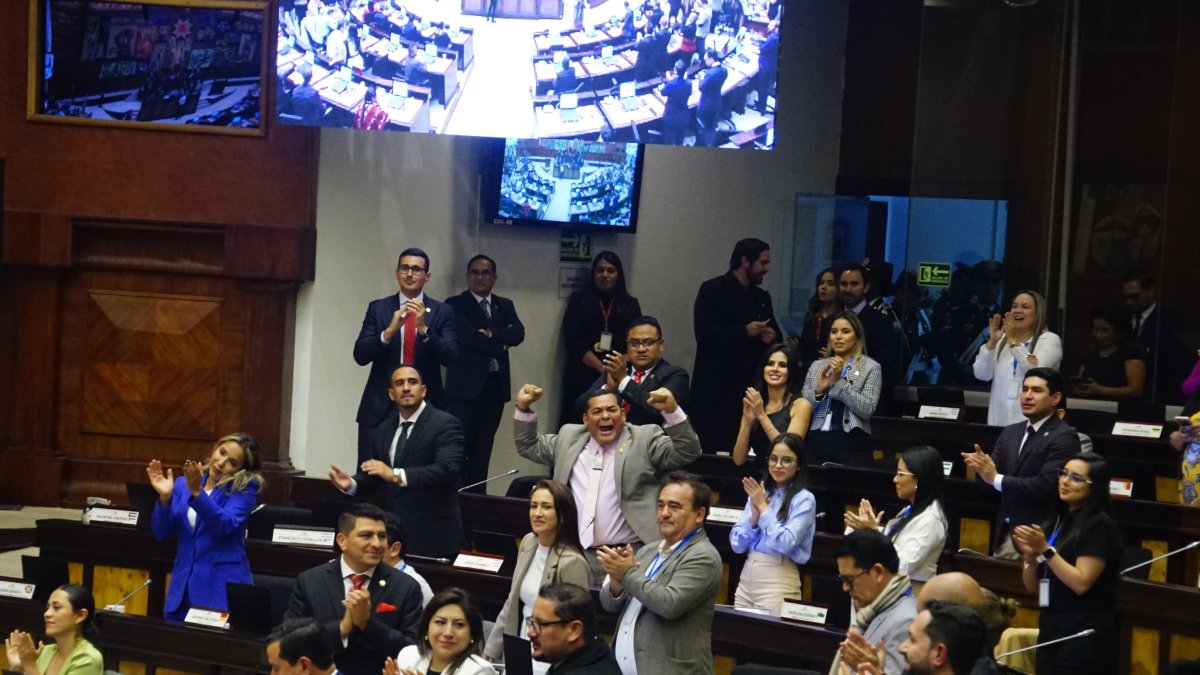 El oficialismo celebró la aprobación de su moción para conformar las 15 comisiones especializadas permanentes de la nueva Asamblea Nacional.