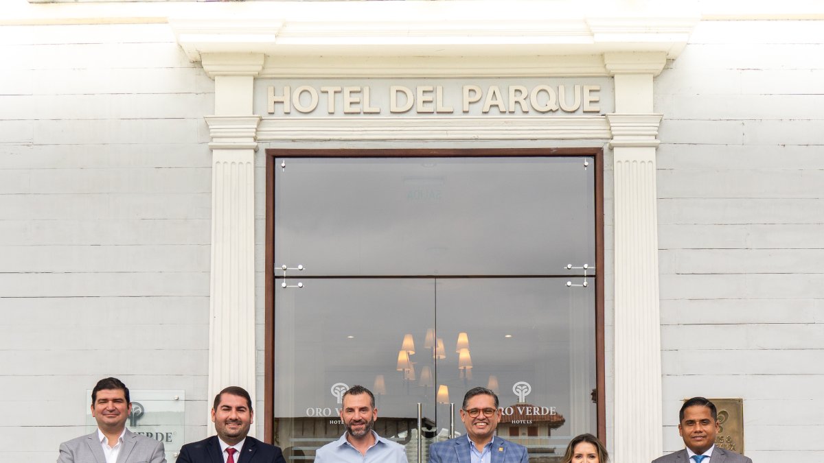 Representantes de la cadena Hoteles Oro Verde y del Ministerio de Turismo.