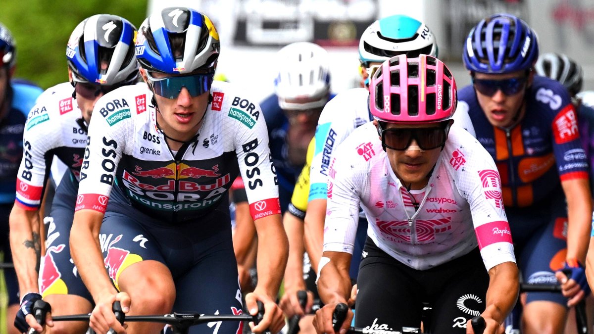 Richard Carapaz (d) durante la etapa siete del Giro de Italia 2025.