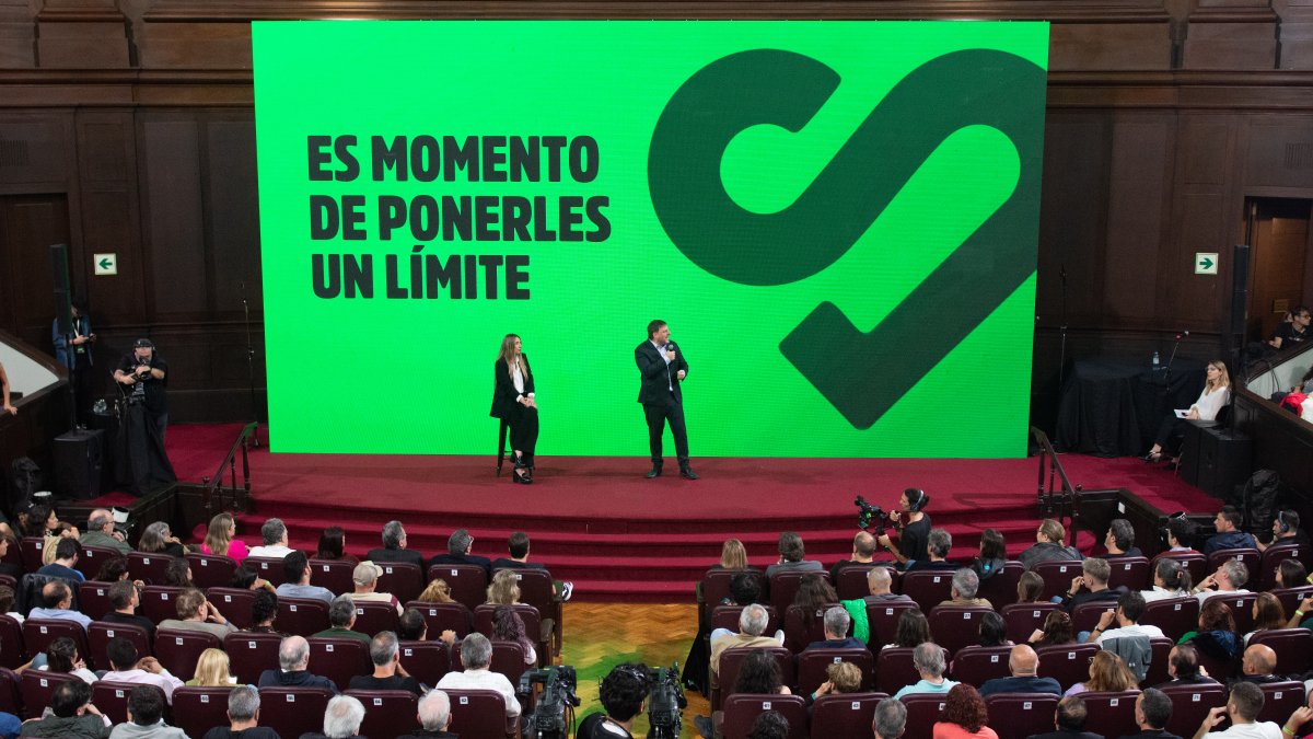 BUENOS AIRES.- El diputado Leandro Santoro (centro) llamó a 