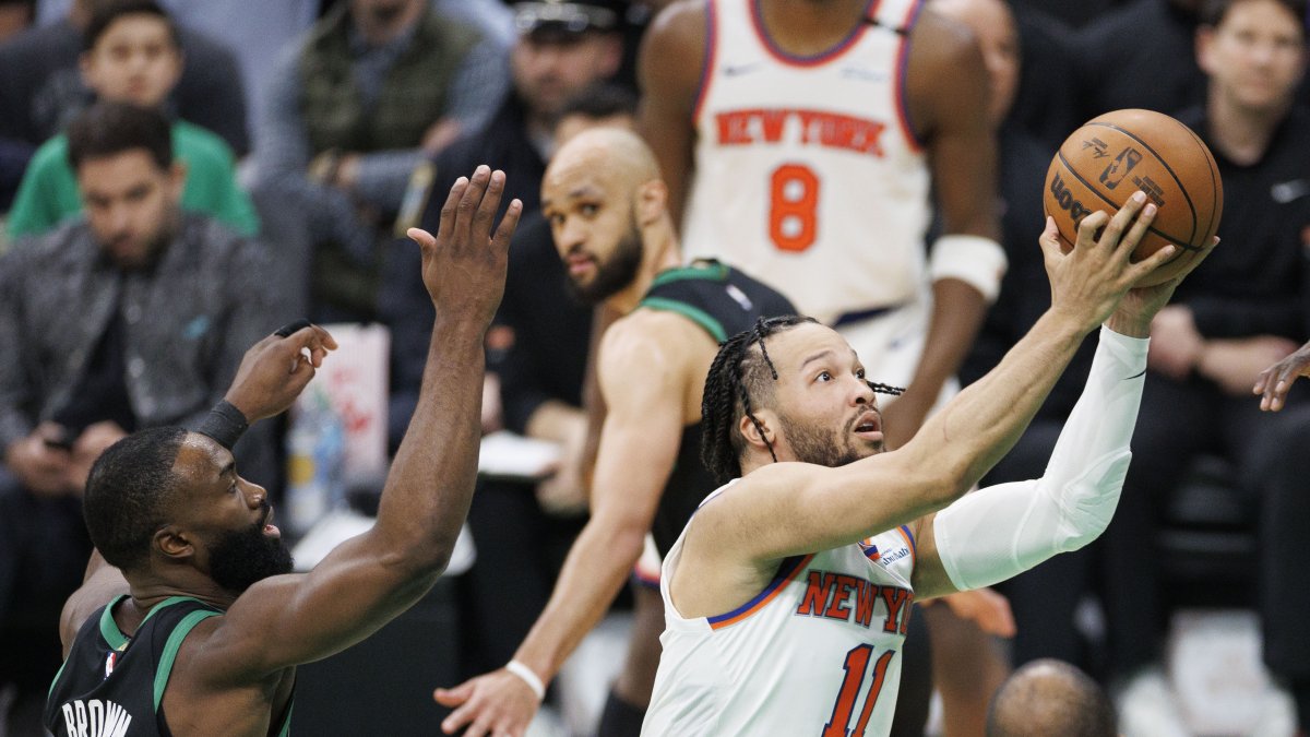 Jalen Brunson (d) fue uno de los artífices de los Knicks de Nueva York para la victoria ante Celtics. En la foto con el defensa Jaylen Brown.