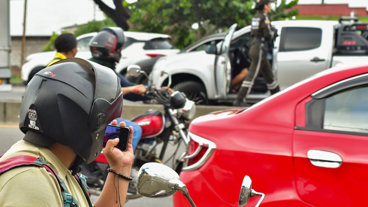 El crimen ocurrió en la vía Perimetral, ante decenas de comerciantes, conductores y peatones.