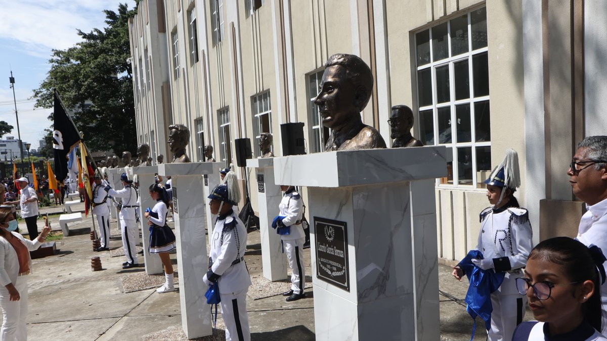 Los bustos de 19 expresidentes ecuatorianos fueron develados en el colegio Vicente Rocafuerte, la mañana de este sábado 17 de mayo.