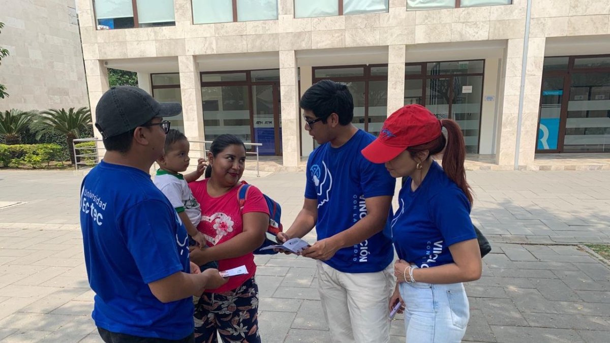 Estudiantes. Profesores y alumnos de Derecho de la Universidad Ecotec realizaron campañas de empoderamiento jurídico para personas vulnerables.