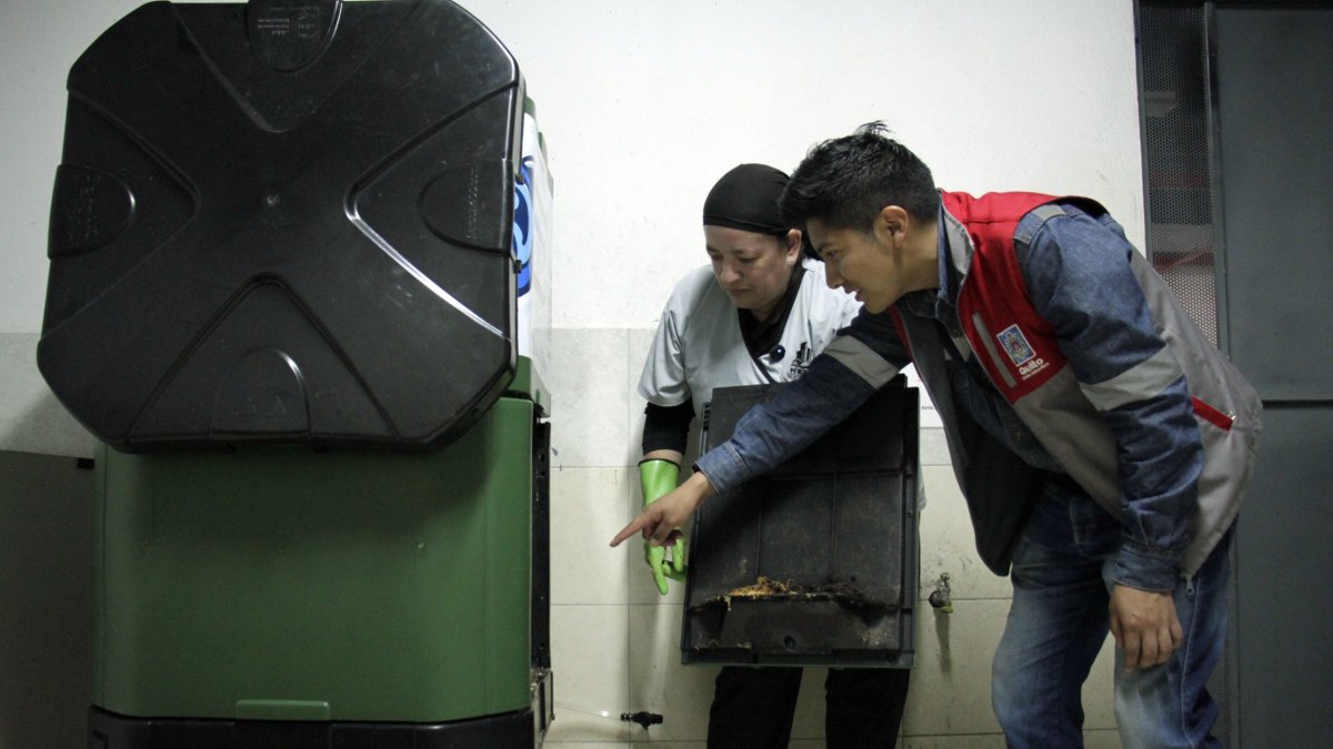 Gustavo capacitó a Patricia Álvarez sobre el manejo de la compostera móvil.