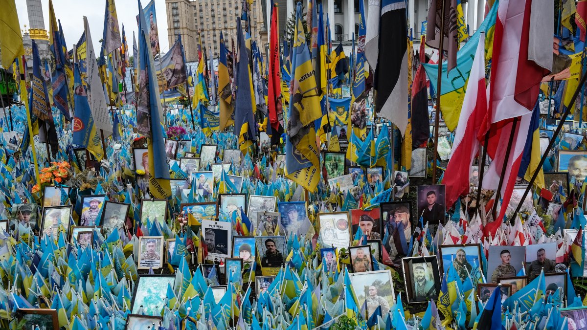 En Kiev, capital de Ucrania, se recordó a las víctimas del conflicto bélico, que comenzó en 2022.