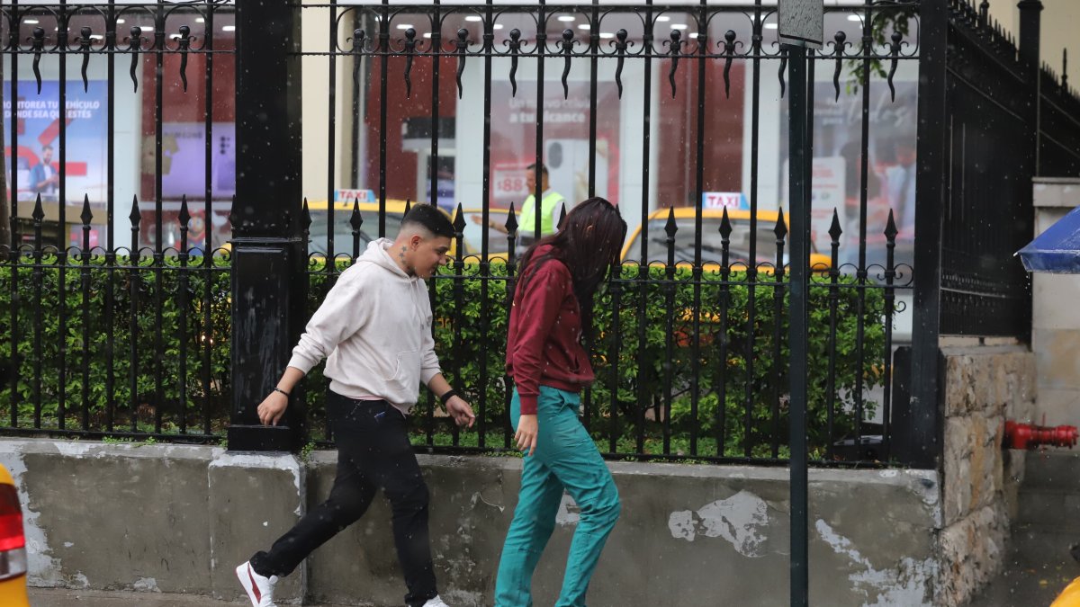 En varios sectores de la ciudad, los peatones lucen empapados tras la lluvia sorpresiva de este 17 de mayo.