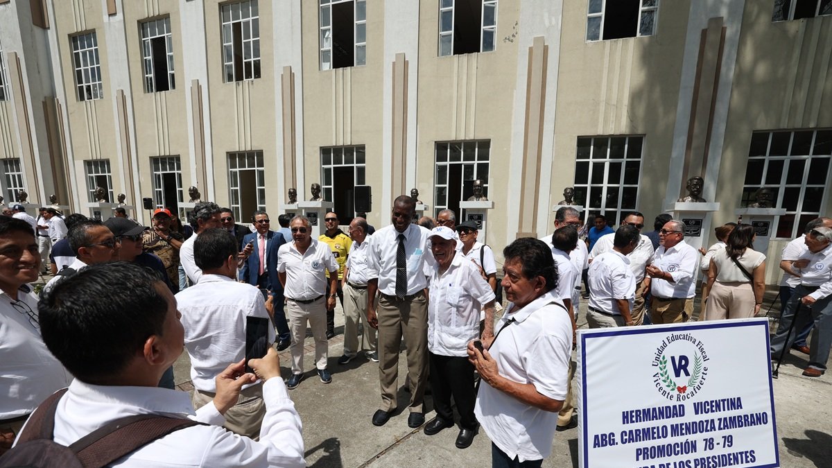 Exestudiantes y exdocentes vicentinos vivieron una emotiva mañana ayer. Fotos, abrazos, risas, y de fondo, insignes exalumnos que ocuparon la Presidencia de la República.