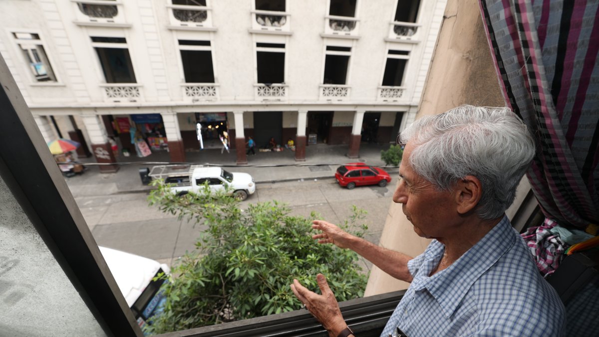 Leopoldo Pazmiño convive con la contaminación ambiental y auditiva que generan los buses de transporte público y otros vehículos motorizados en la céntrica calle Rumichaca.