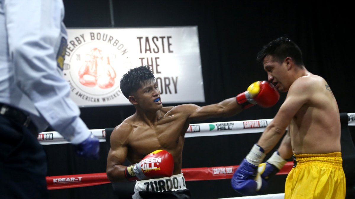 Antonio Tzamarenda (i) confirmó su buen momento en el boxeo, tras vencer a Henry Solórzano en la pelea estelar del peso mosca de la cartelera Capital Box.