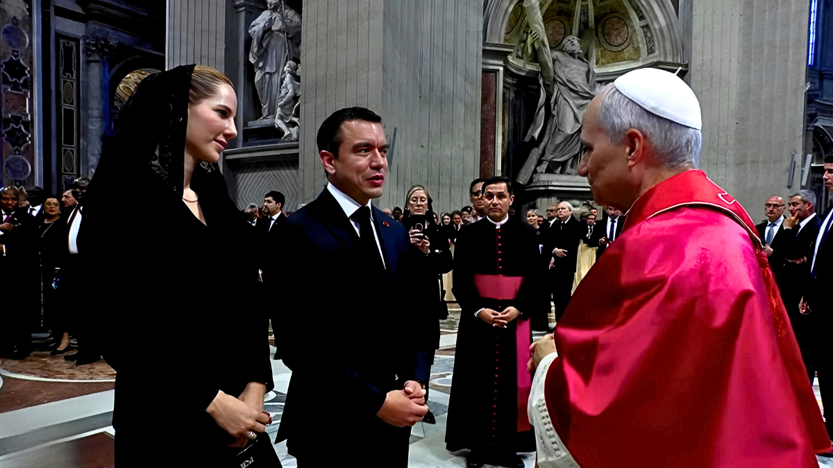 Daniel Noboa y Lavinia Valbonesi se reúnen con el papa León XIV tras misa en el Vaticano.