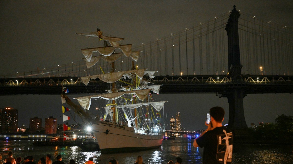 Personas observan cómo un buque escuela de la Armada de México es retirado tras estrellarse contra el Puente de Brooklyn, en Nueva York, el sábado 17 de mayo de 2025.