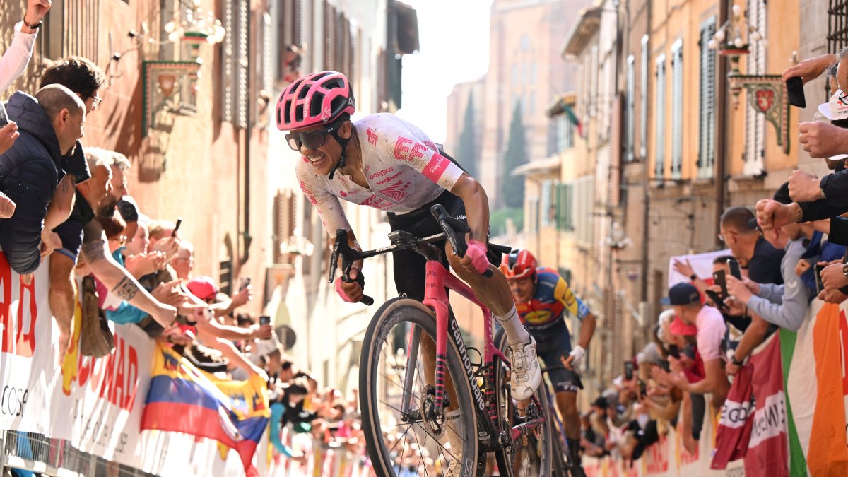 Richard Carapaz durante la novena etapa del Giro de Italia 2025.