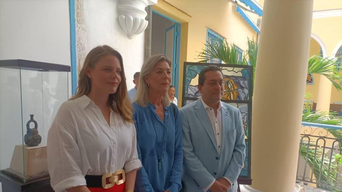 La princesa Carolina con Che Vera y su esposa, Claudia.