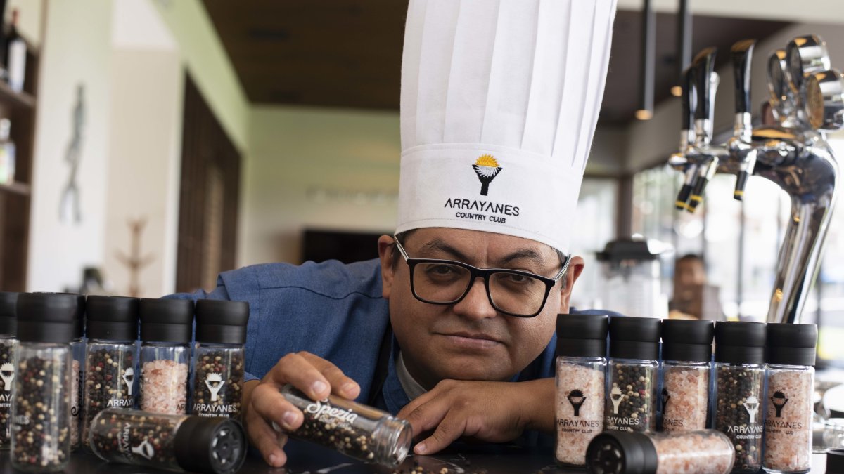 Con más de veinte años de trayectoria, Fernando Saavedra es el chef ejecutivo de Arrayanes Country Club, en Puembo