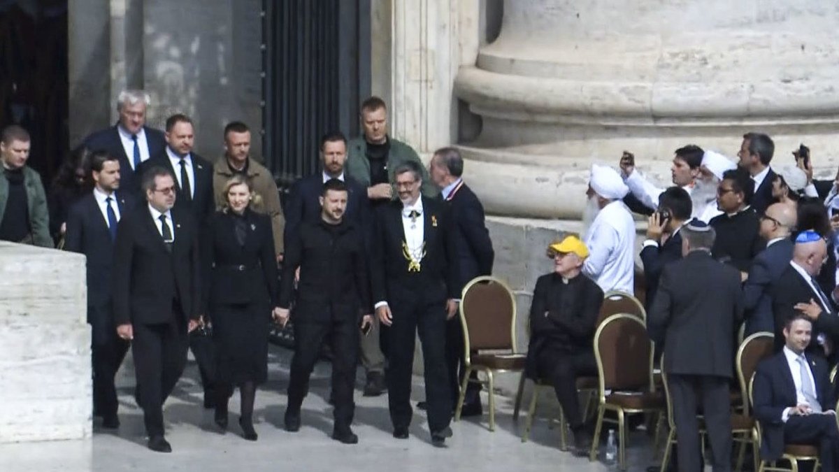 El presidente de Ucrania, Volodímir Zelenski (c), al llegar a la plaza de San Pedro, en el Vaticano, este domingo 18 de mayo, antes de la misa del papa León XIV.
