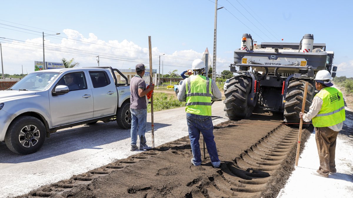 Los trabajos de mantenimiento en la vía El Morro - Playas están a cargo de la Prefectura de Guayas.