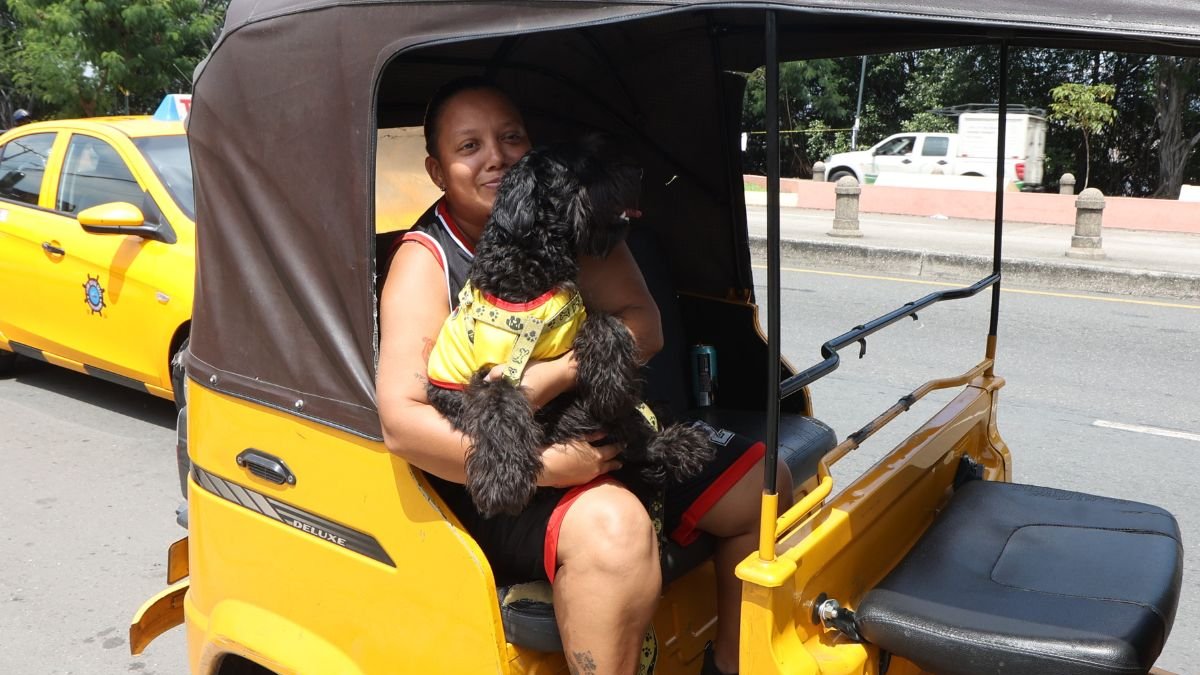 Gaby Caicedo y su mascota Luna llegando al estadio Monumental.