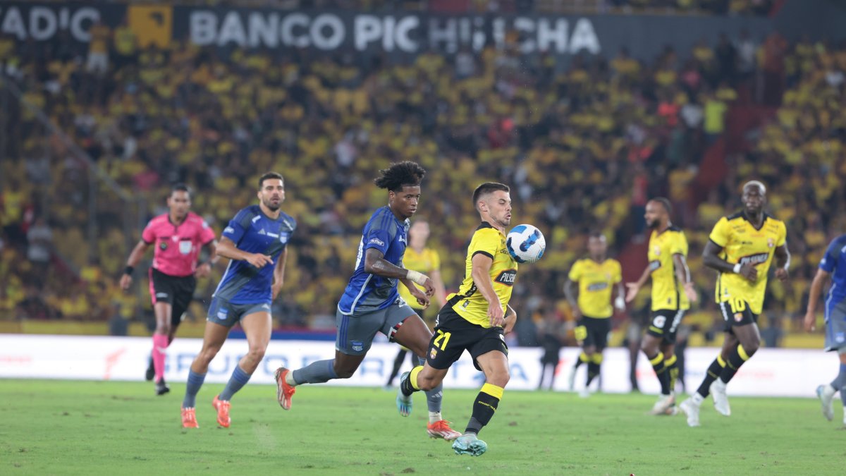 Barcelona SC y Emelec chocan en el estadio Monumental.
