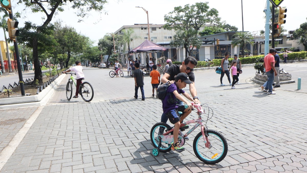 Familias aprovecharon la peatonalización de un carril de la avenida Víctor Emilio Estrada para que los niños anden en bicicleta.