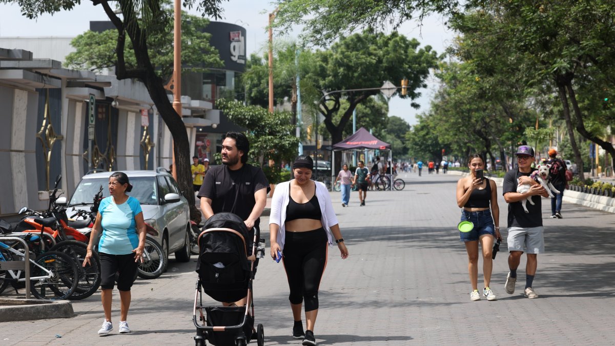 Las familias aprovecharon que un tramo de la avenida Víctor Emilio Estrada fue peatonal, para movilizarse con tranquilidad.