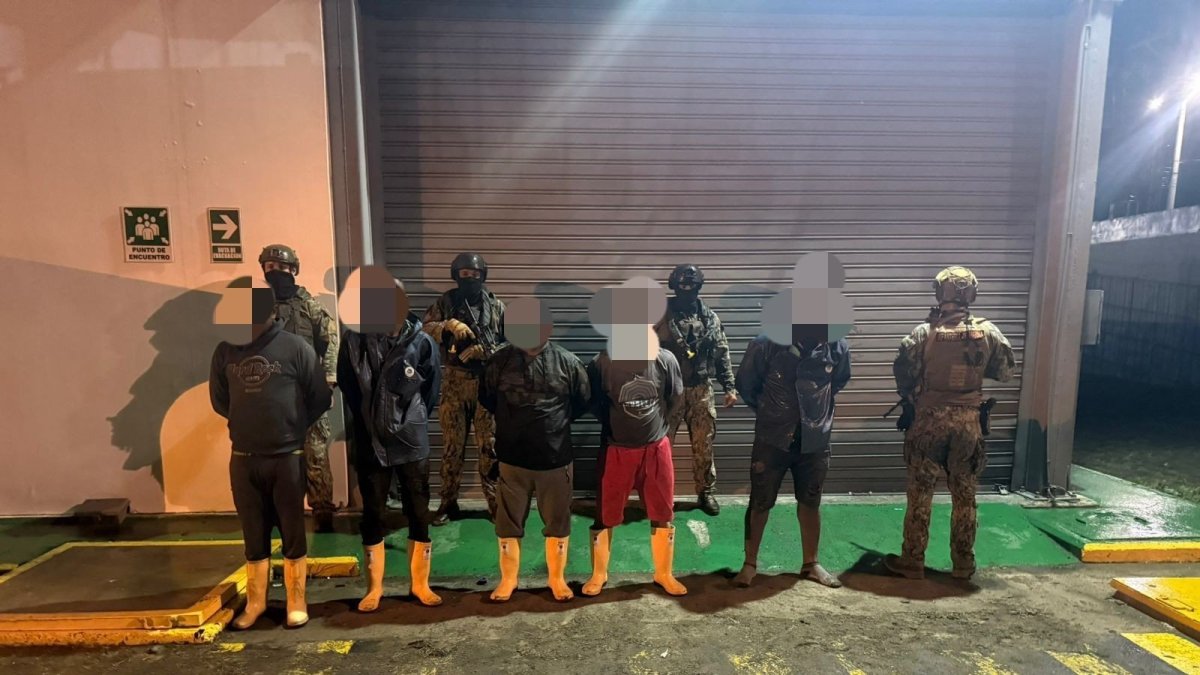 Militares incautaron 12.700 litros de gasolina artesanal durante un operativo fluvial en Esmeraldas