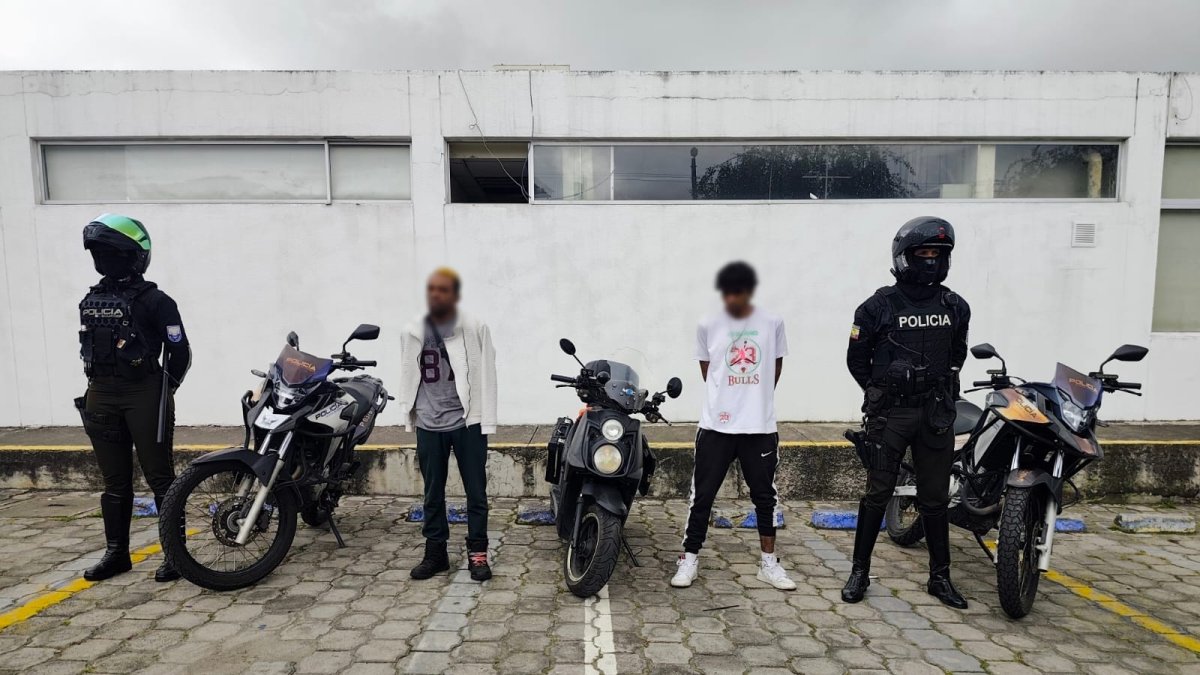 En otro operativo en Carapungo se recuperó una motocicleta y se detuvo a dos personas.