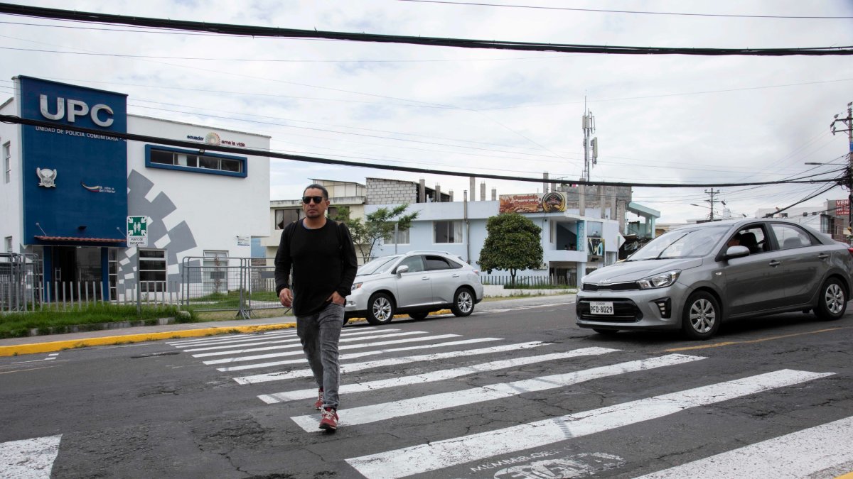 Si bien en la vía del Ferrocarril hay señalización y rompevelocidades, los peatones aseguran que cruzar por la zona es un desafío.