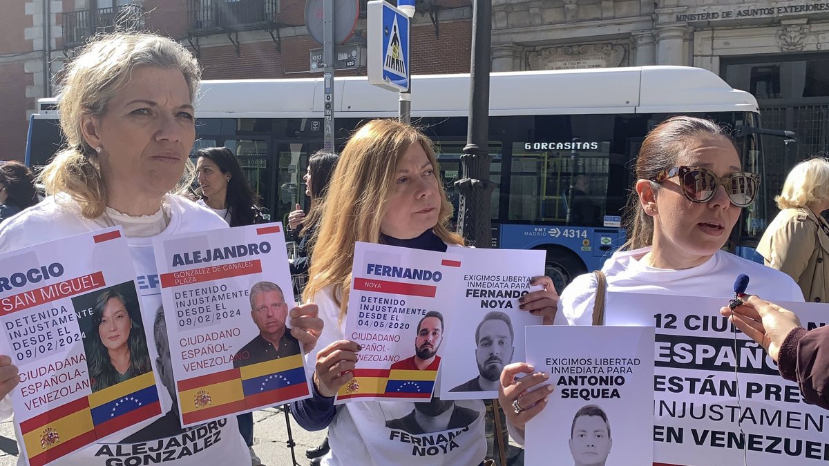 Un grupo de familiares y activistas venezolanos se concentró el lunes 12 de mayo frente al Ministerio de Asuntos Exteriores en Madrid.
