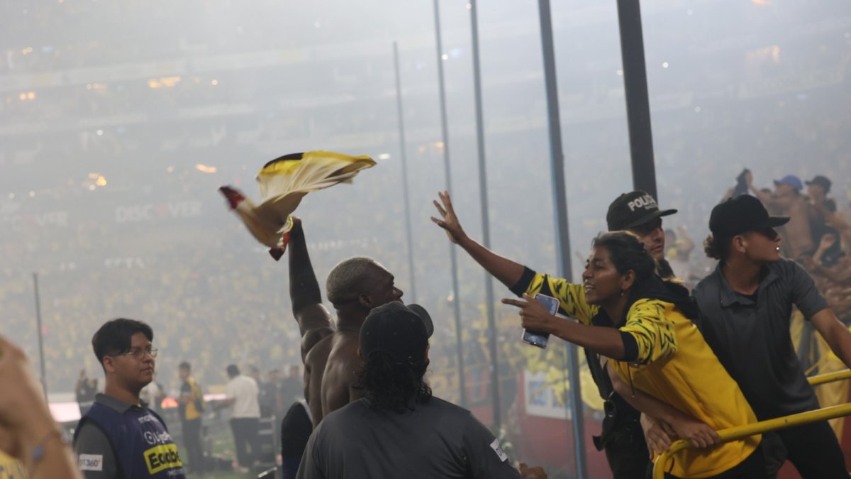 Felipe Caicedo regala su camiseta en la Sur Oscura.