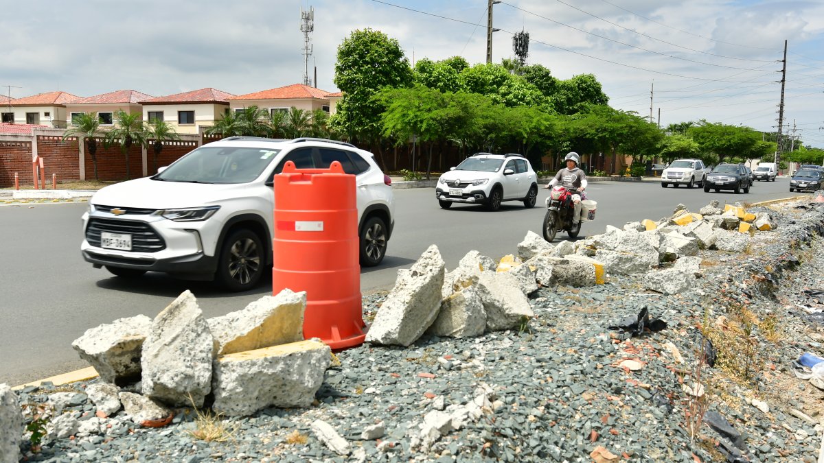 Obra inconclusa. Polvo y múltiples obstáculos para caminar es lo que se observa a lo largo de la avenida. Las familias aseguran que las labores se paralizaron hace más de dos meses.