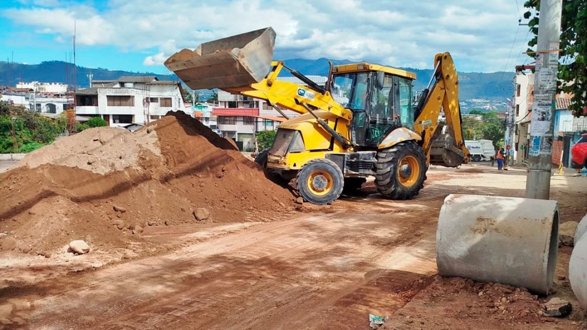 La Epmaps dijo que luego de la reparación de la tubería, el servicio de agua potable se restablecería en La Merced.