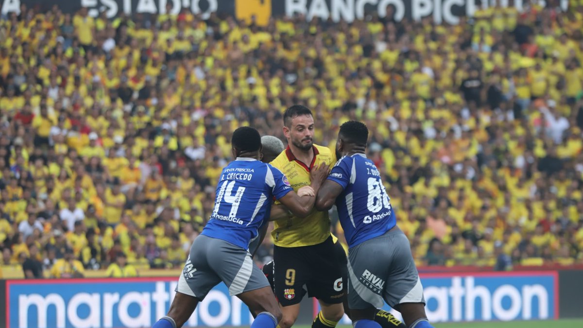 Barcelona SC se impuso a Emelec con un doblete de Octavio Rivero.