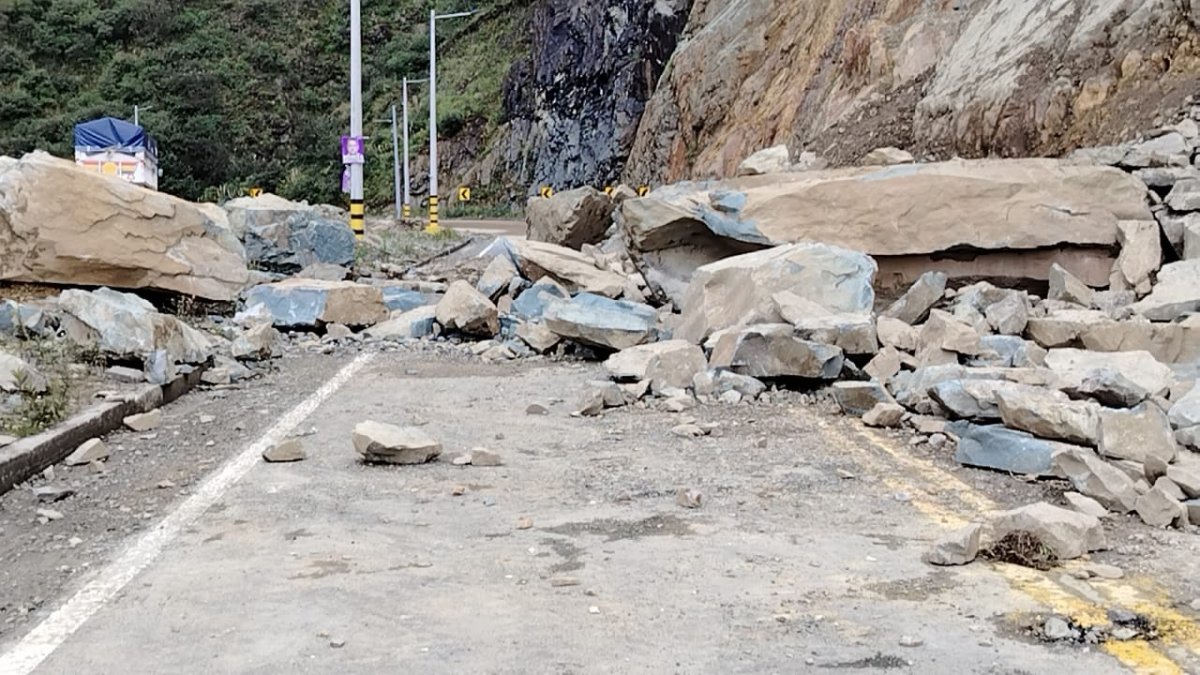 En el kilómetro 49 de la vía  Cuenca- Molleturo- El Empalme está cerrado por un deslizamiento de gran magnitud.