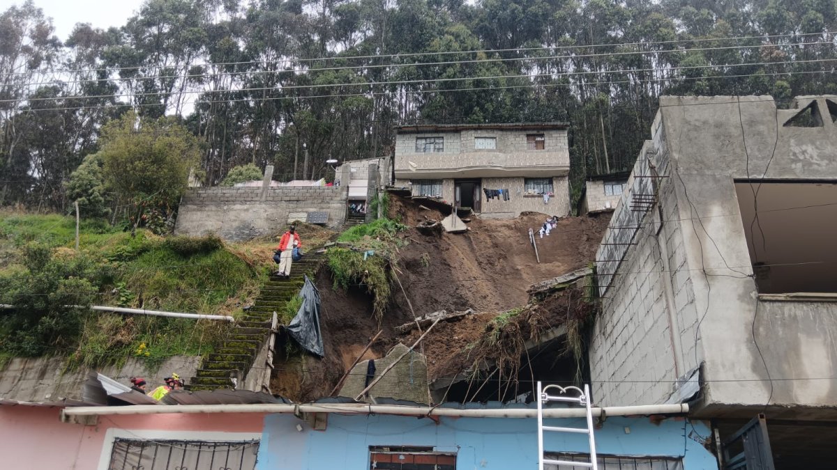 El talud cedió por la saturación del suelo en la zona de Santa María de Cotocollao, en el norte de Quito.