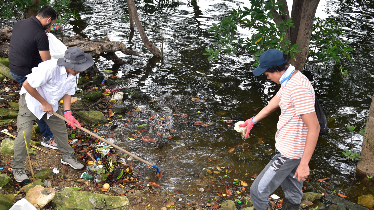 El personal Municipal también participó de la minga en el estero Salado del pasado sábado