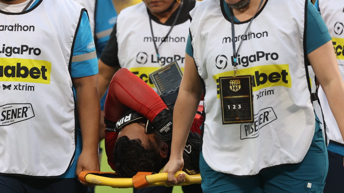 José Contreras fue retirado en camilla al minuto 19 del Clásico del Astillero.