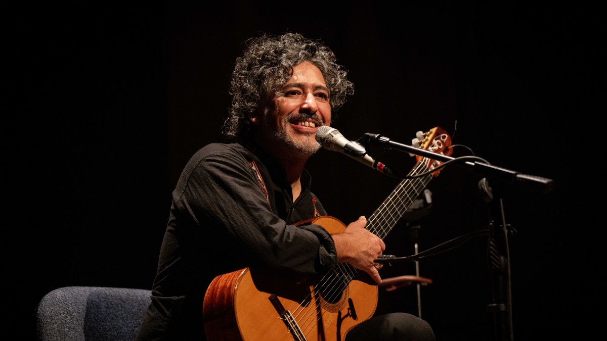 El músico chileno se dio a conocer como solista en 2005 con el lanzamiento de su afamado disco 'Pánico'.