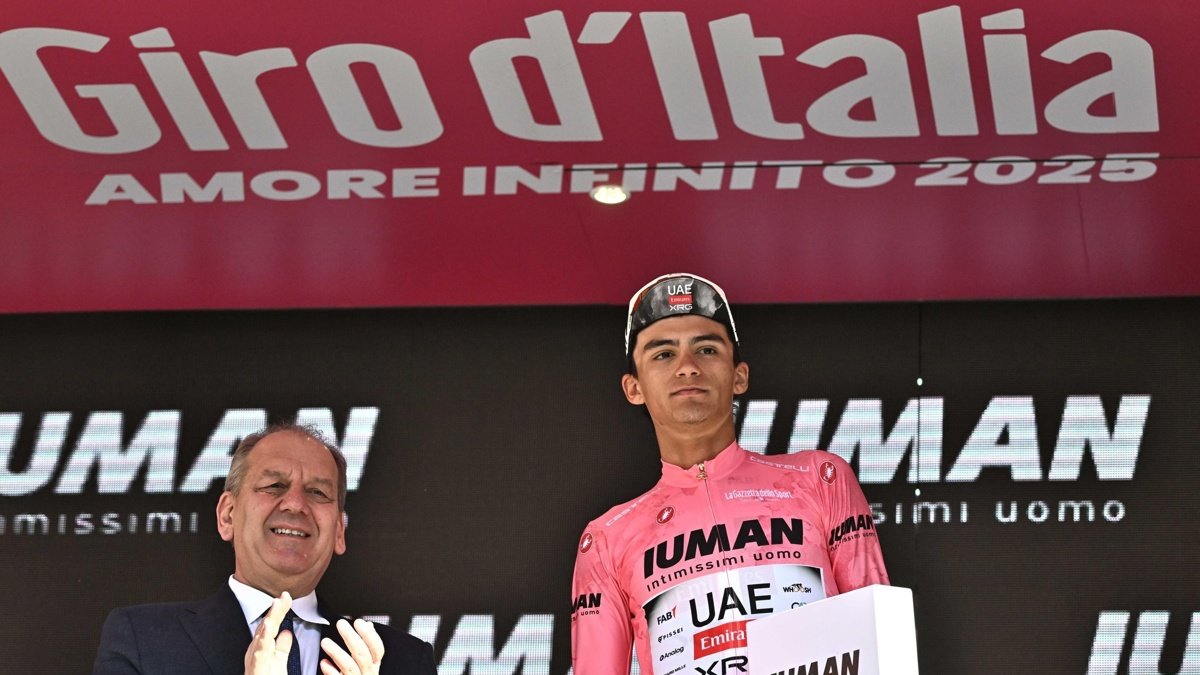 El ciclista Isaac Del Toro Romero, del UAE Team Emirates, en el podio con el jersey de líder de la clasificación general del Giro.