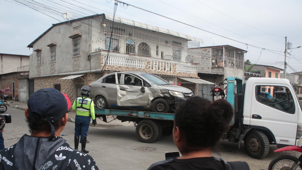 El auto involucrado en el choque fue retirado por personal de la Agencia de Tránsito y Movilidad (ATM).