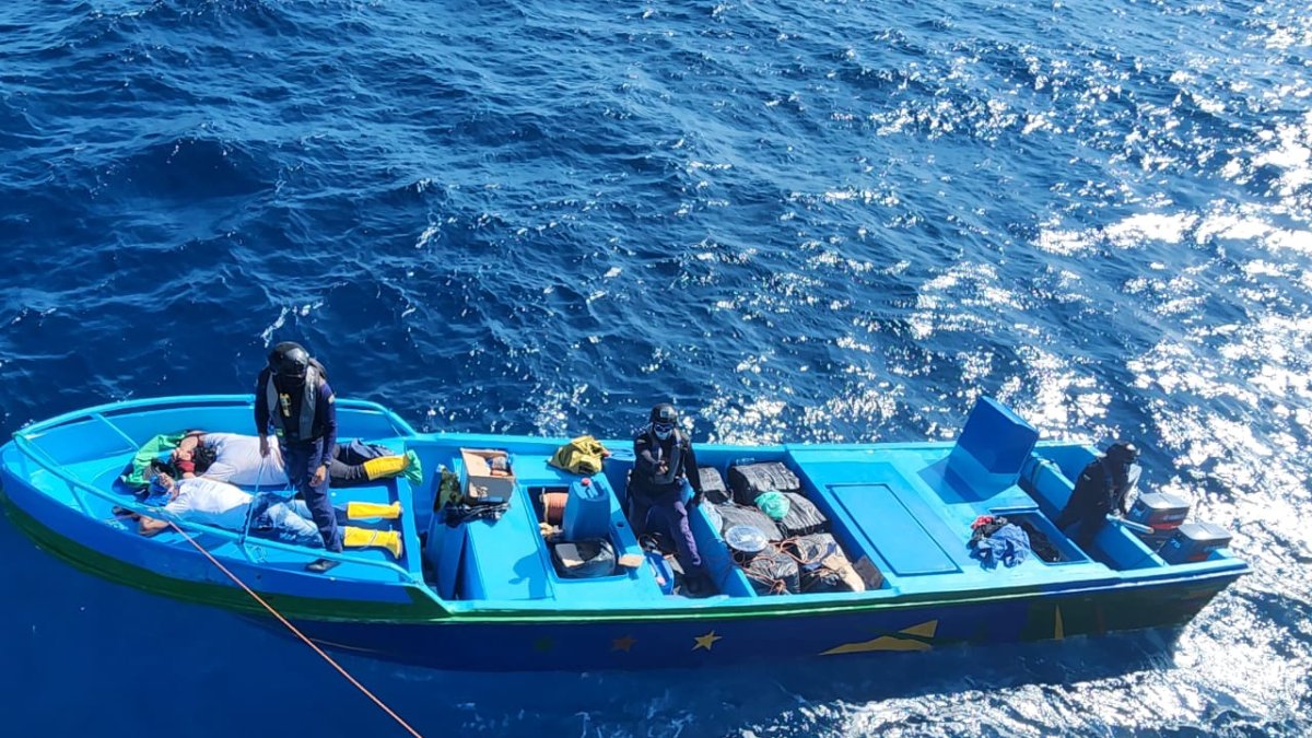 En una operación marítima, personal naval retuvo una lancha con paquetes sospechosos