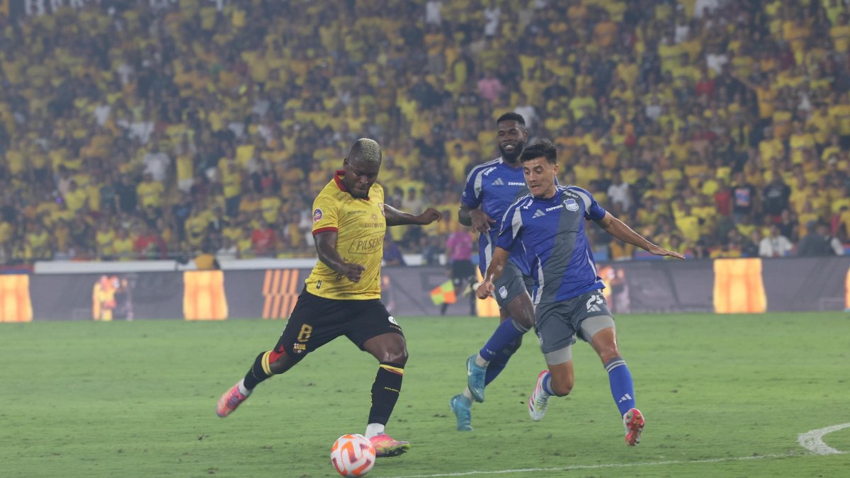 El Clásico del Astillero lo ganó Barcelona SC 2-0 a Emelec en el Monumental.