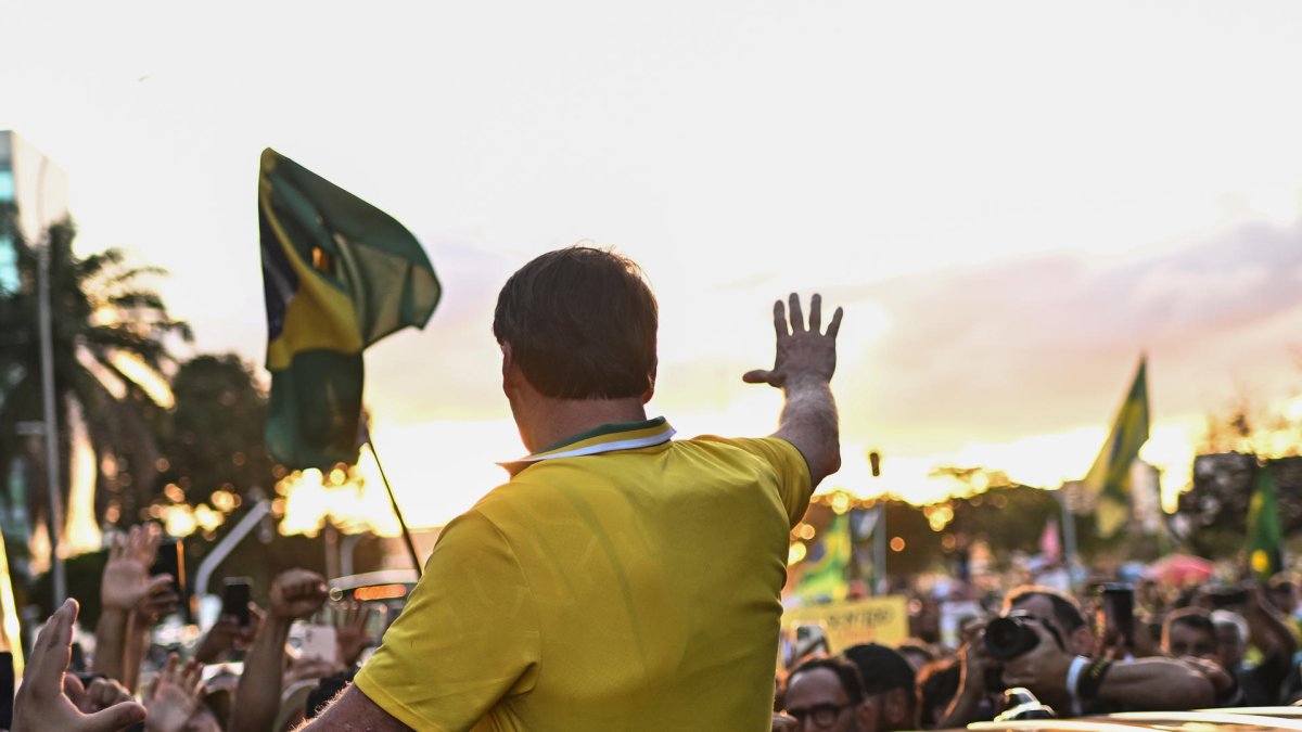 El expresidente Jair Bolsonaro saluda a sus simpatizantes este miércoles 7 de abril de 2025, en un acto que pide una amnistía para los condenados por la asonada de enero de 2023, en Brasilia (Brasil).