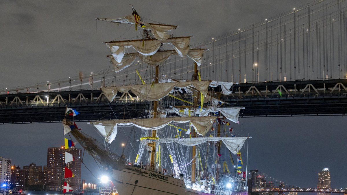 Fotografía del buque escuela mexicano Cuauhtémoc junto al puente de Brooklyn, en Nueva York (EE.UU.)