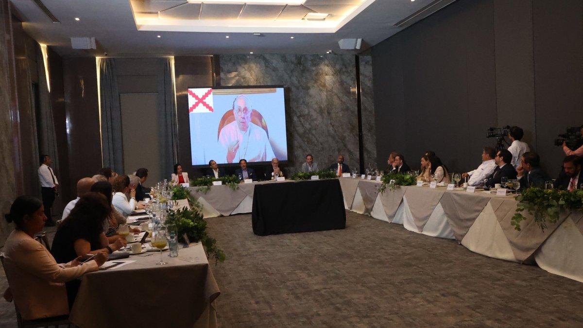 Think Tank conversatorio en el centro de convenciones de la UESS.